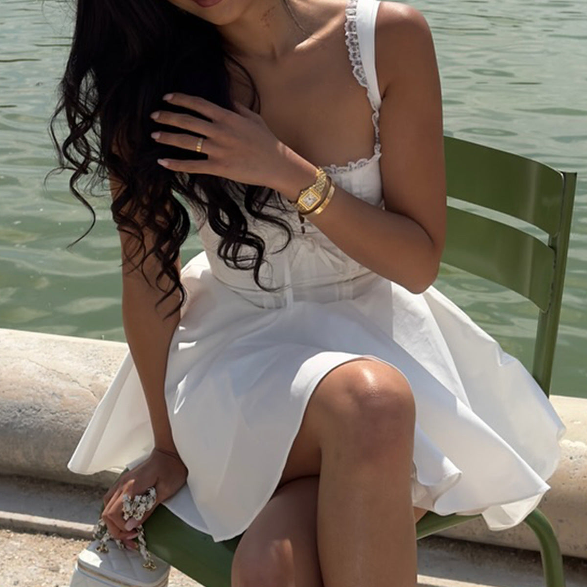 Mini-robe corset dos nu en dentelle pour les soirées romantiques et les vacances