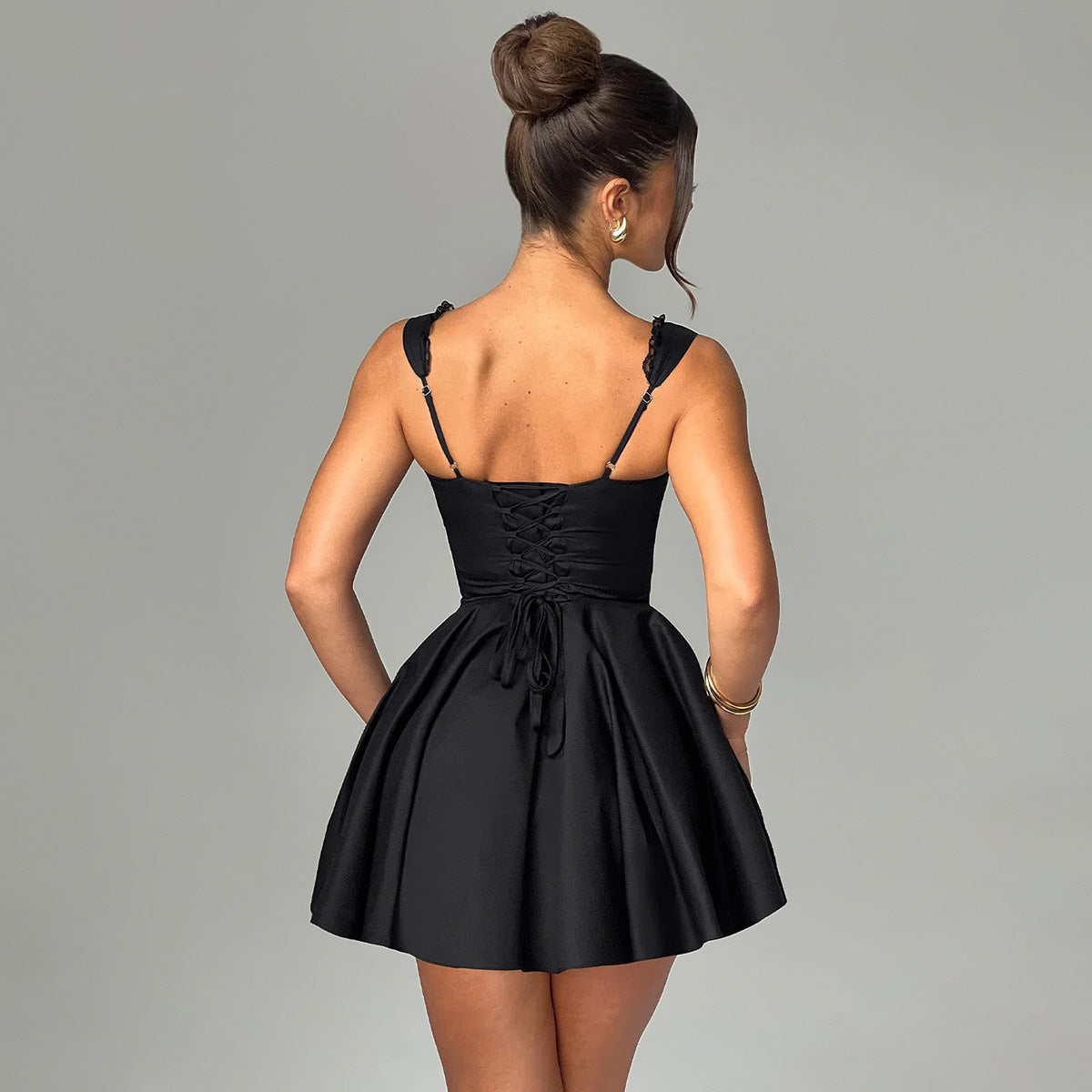 Mini-robe corset dos nu en dentelle pour les soirées romantiques et les vacances